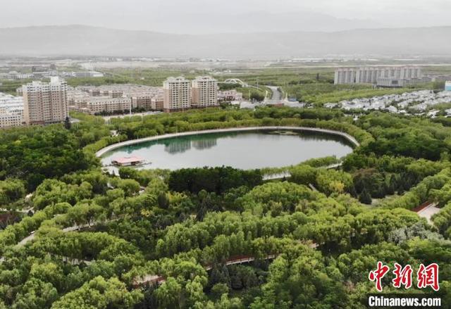 甘肃嘉峪关无人机巡护全域“美颜”：告别众人满街搜垃圾