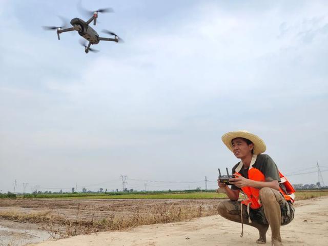 “无人机！”“到！”“巡堤查险！”“是！”