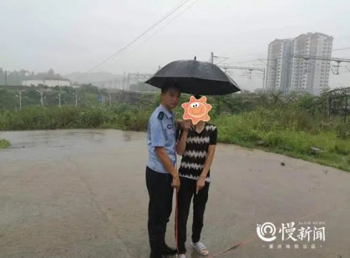 男子铁路旁放飞无人机拍短视频被处罚