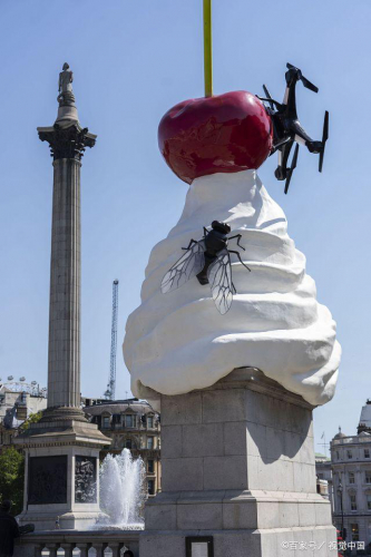 英国伦敦：“苍蝇”成雕塑，特拉法尔加广场第四柱基迎来新作品！