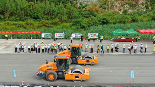 新柳南高速应用无人机群进行水稳施工