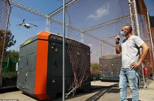 新加坡警方试用无人机以帮助实施疫情疏离措施