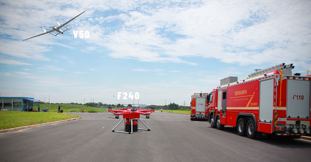 上海演练无人机灭火：一架负责巡逻侦察，一架投放灭火弹