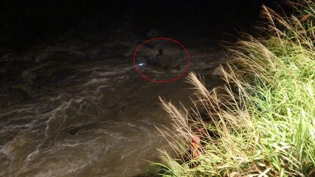 “黑夜中的河心孤岛，无人机为我带来生的希望”