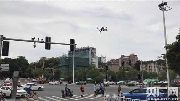 厦门警用无人机化身“空中交警” 助力文明交通提升