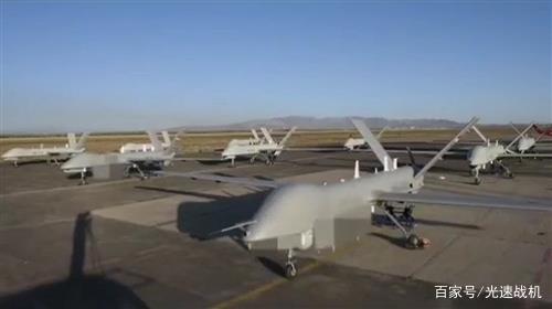 大有用处，9架彩虹无人机“大象漫步”，组团亮相新疆机场