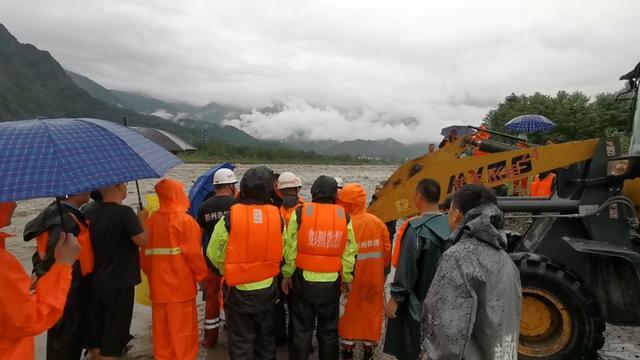 彭州公安联合多部门紧急营救被困河心岛群众，警用无人机再次发挥关键作用