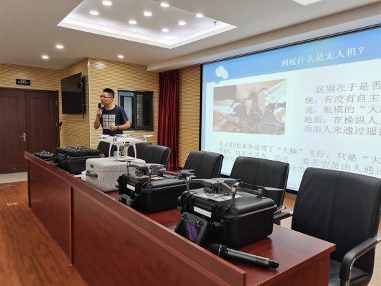 崇川经济开发区少先队小骨干开展无人机培训