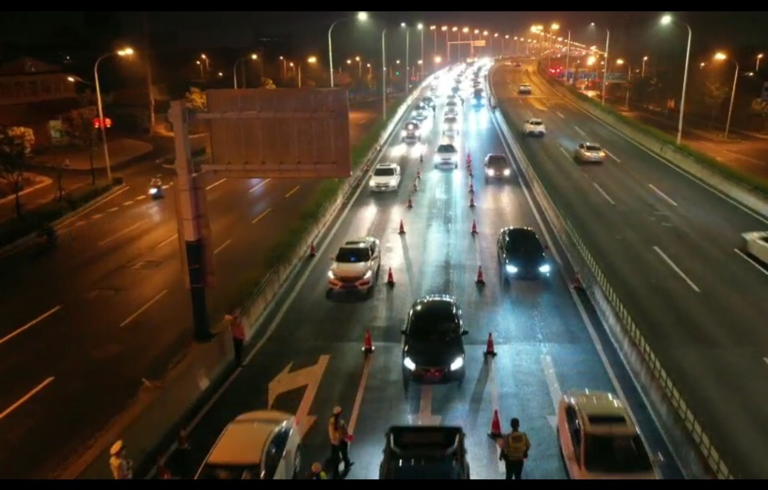 无人机直播查酒驾，看你往哪跑！