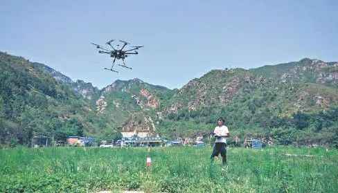 北京农村小伙儿当上无人机驾驶员