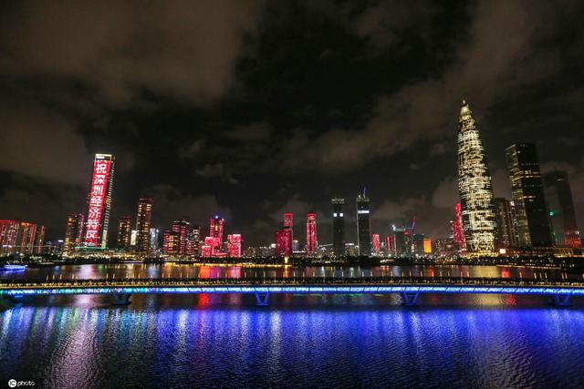 无人机拼出“我爱深圳” 深圳点亮庆祝特区建立40周年主题灯光秀