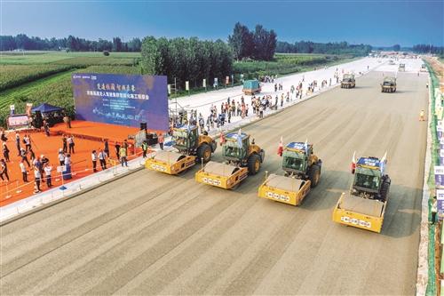 引领智能化施工新浪潮 徐工路面无人机群闪耀京雄高速公路