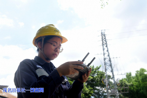 茂名供电局第一名持证上岗的无人机线路巡视女机手--杨淇茵