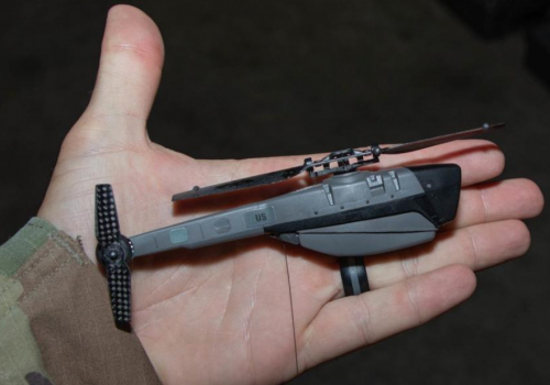 美军微型无人机体型如麻雀，捧在手心隐蔽，作战功能“五脏俱全”