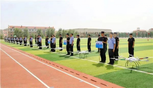 警用无人机炫酷登场 公安特警“王牌网红”空中实战比武