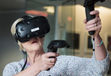 乘坐无人驾驶飞机在难民营里体验夜间生活和观看机器人竞赛