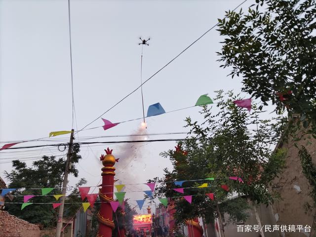 山东阳信：小伙结婚无人机挂30米鞭炮 高空炸雷3000响