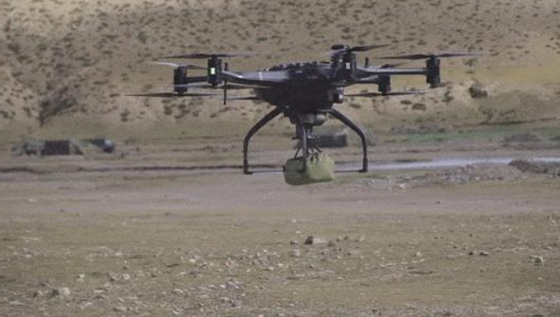 印军羡慕嫉妒恨，自己躲在前线山洞啃面饼，邻国用无人机送餐到人