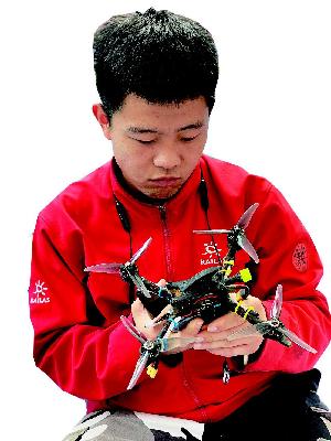 中国首次无人机竞速职业联赛亮相“红灯笼”