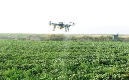 一架无人机，1分钟喷药20亩地