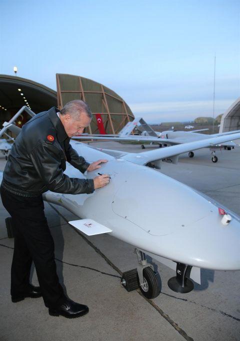 边境冲突中阿塞拜疆的坦克杀手TB-2无人机