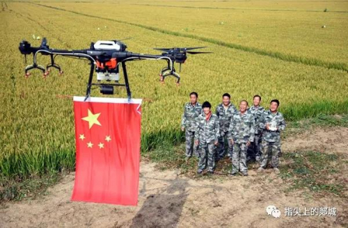 无人机升国旗祝福祖国