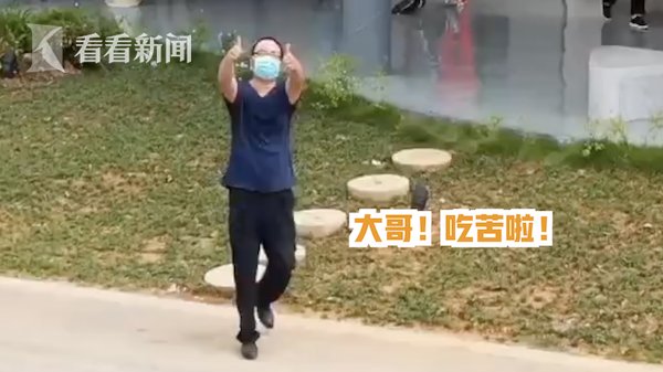 爆笑！小姐姐用无人机指挥游客找厕所：前面有“坑”