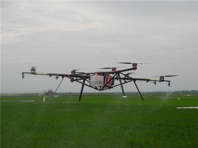 一个电话，无人机每小时作业25亩！博白耕种智慧化让种粮大户受益