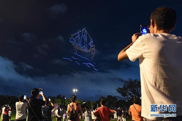 无人机灯光秀亮相海口夜空