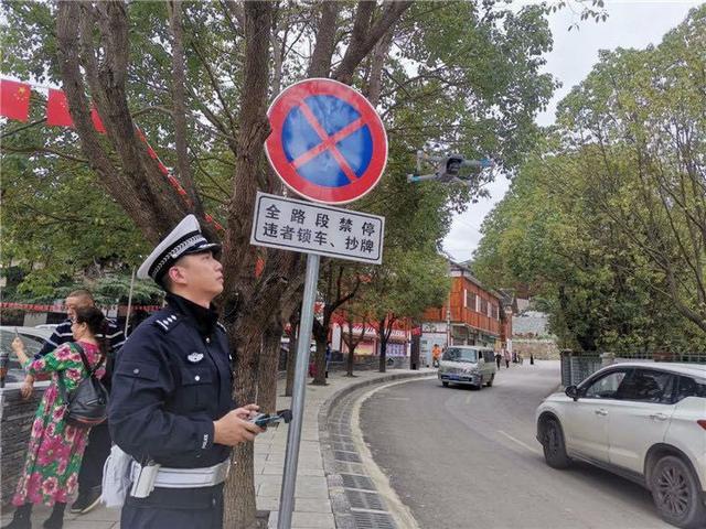 无人机配合交警空中处理交通事故，迅速恢复交通！