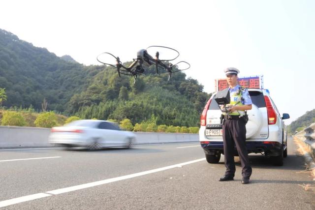 无人机抓拍！交警严查违法占用高速应急车道行为