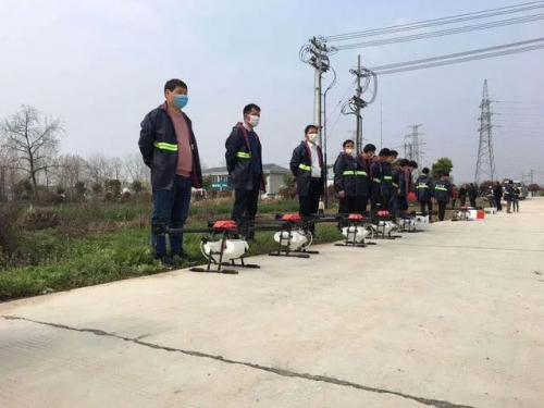 越来越多中国农民成为无人机“飞手”