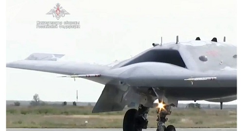 俄媒：俄军未来两年推出三架猎人察打一体重型无人机 载重6吨可发射巡航导弹