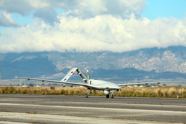 纳卡冲突，无人机异常嚣张，战争进入无人机时代？给我军提了个醒