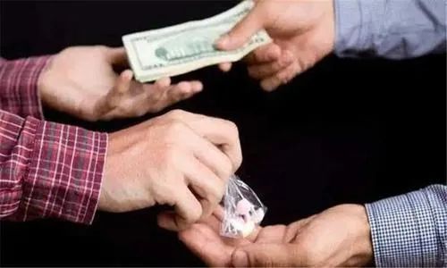 毒贩暗中交易，自以为神不知鬼不觉，谁想被无人机全程“直播”……