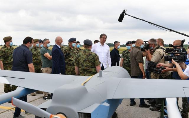 首次操作中国无人机 塞尔维亚总统到场观看