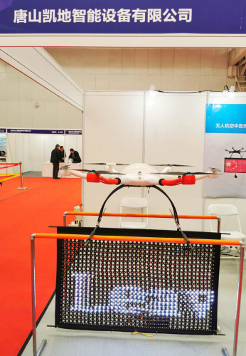 新玩法！无人机+LED系统=空中移动显示屏