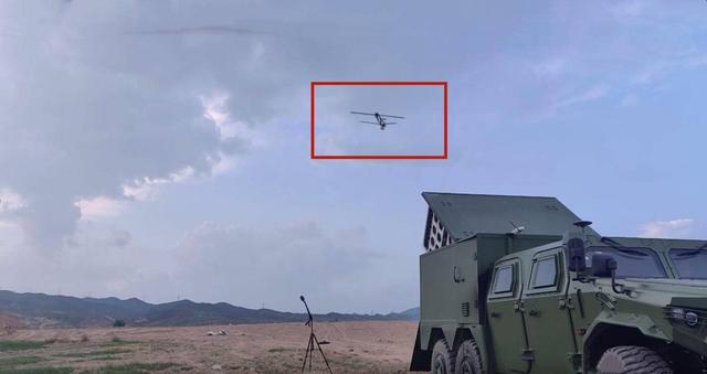 国产蜂群无人机亮相，猛士车载陆空灵活投放，变换阵型察打一体