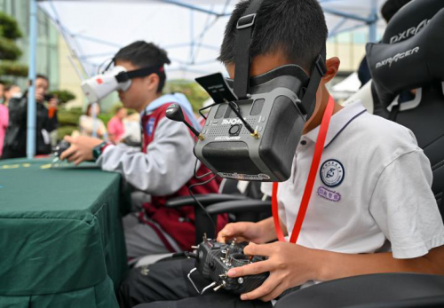 杭州：无人机也能玩竞速 