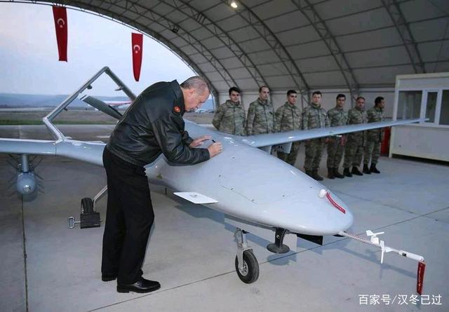 阿塞拜疆用无人机打击亚国军队如玩游戏一样，只靠它就能奠定胜局