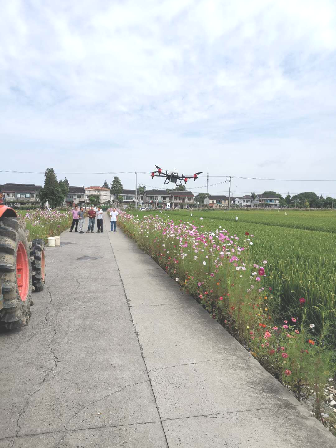 无人机喷洒农药，高科技武器走进田间地头，你见过吗？