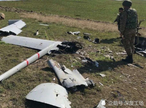 亚美尼亚军遭合围，无人机扑上去猎杀：俄军出手击落十多架无人机