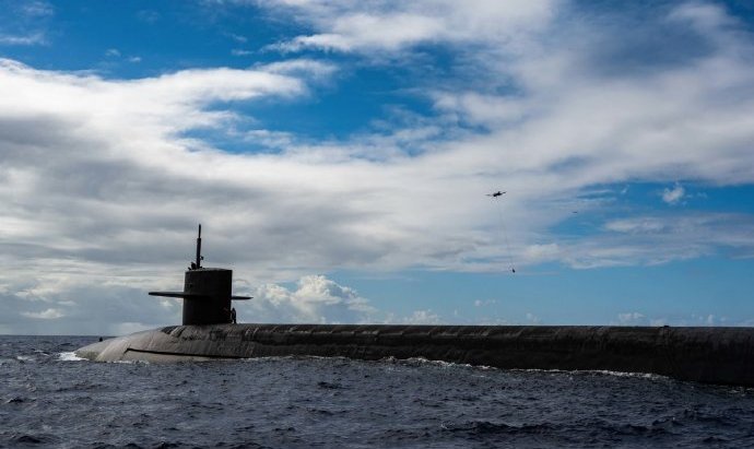 大洋上演惊险一幕！一架无人机成功逼停美潜艇，美：完全出乎意料