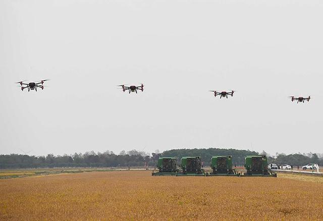 无人驾驶收割机、植保无人机……崇明岛上演“陆空演习”