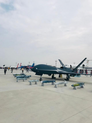 中国大型隐身无人机亮相 携带歼20专属武器