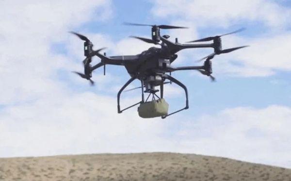 中国无人机送物资支援边防部队，印度：急求美国保暖衣，二手的！