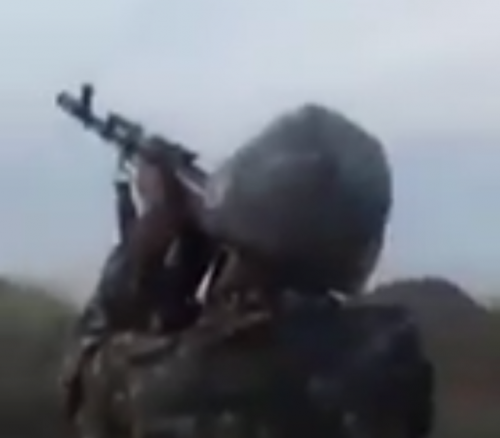 自杀式无人机俯冲来袭，亚军年轻士兵冷静点射，救下整个阵地