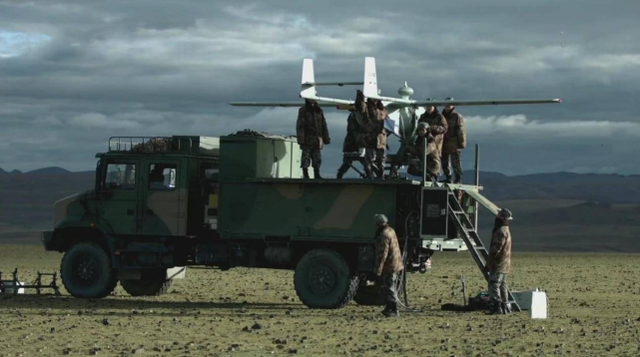 亚美尼亚火箭炮被无人机摧毁，面对无人机群，解放军是怎么做的？