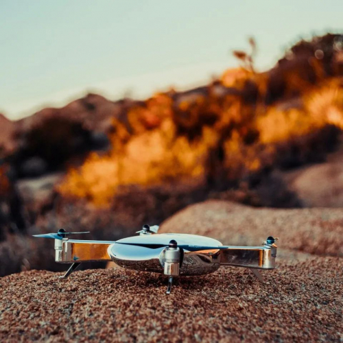 360度摄像头无人机可使用8K视频深度映射周围环境