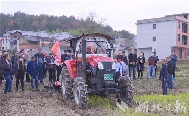 无人机助力湖北冬播生产，一分钟可播一亩地